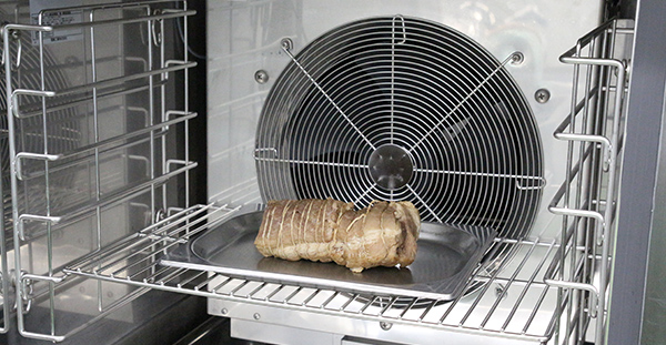 豚肉を取り出して、ブラストチラー＜チルモード冷風-2℃＞で粗熱をとる