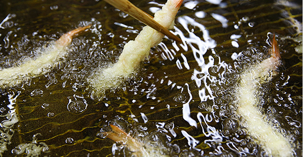 ②の食材に薄く薄力粉をつけてから、①の衣をつけて約180℃の油で揚げる。